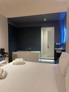 1 dormitorio con cama blanca y lavamanos en Carrara 24, en Roma