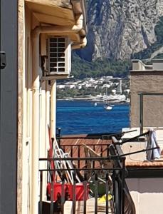パレルモにあるCasa Maro'の水辺の景色を望む建物のバルコニー