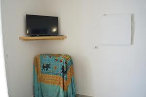 Televízia a/alebo spoločenská miestnosť v ubytovaní Total sea View Grimaldi