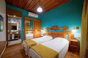 1 dormitorio con 2 camas y baño en Le Reve Butik Otel, en Hatay