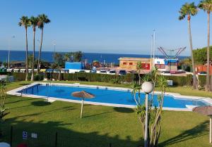 Basen w obiekcie Precioso apartamento en primera línea de playa de la Barrosa lub w pobliżu