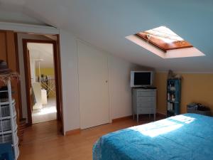 - une chambre avec un lit et une lucarne dans l'établissement Tramonti d'estate - Casa Vacanze, à Ortona