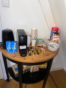 einen Tisch mit Kaffeemaschine und Essen drauf in der Unterkunft A'DAM CENTRE CHIC in Amsterdam