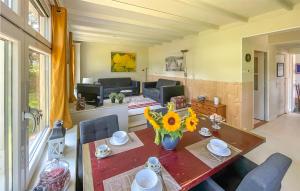 un soggiorno con tavolo e fiori di Stunning Home In Suwald With Wifi a Suawoude