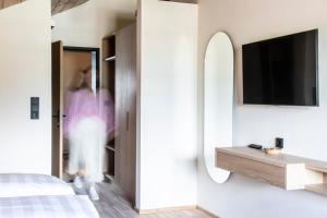 TV a/nebo společenská místnost v ubytování BOUTIQUEHOTEL das edelweiss