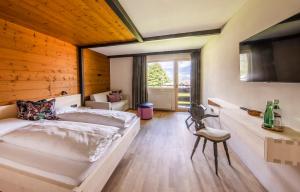 Postel nebo postele na pokoji v ubytování BOUTIQUEHOTEL das edelweiss