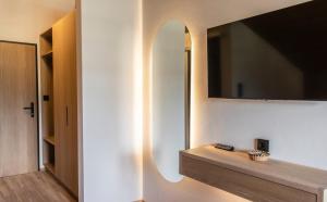 TV a/nebo společenská místnost v ubytování BOUTIQUEHOTEL das edelweiss