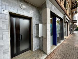 un edificio con una puerta al lado de una calle en Interno1 en Mestre