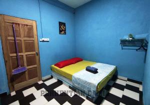 małą sypialnię z łóżkiem w niebieskim pokoju w obiekcie Perhentian Damia w mieście Wyspa Perhentian