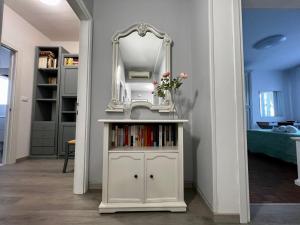Habitación con espejo y estantería con libros. en Interno1, en Mestre