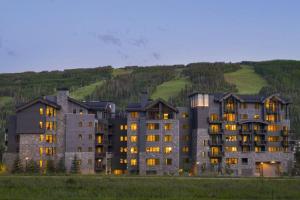 un grand bâtiment avec des lumières allumées dans un champ dans l'établissement Vail Lion Studio Mountain Vacation Rental Just Steps From The Eagle Bahn Gondola, à Vail