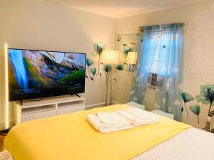 una camera con TV a schermo piatto e letto di RI Full House - Gym, Entertain & More a Cranston