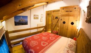 Кровать или кровати в номере Cristallo & Faloria Suite Apartments