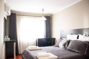 Letto o letti in una camera di Inviting 3-Bed Apartment In The City