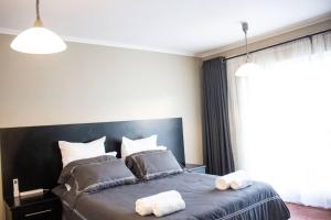 Inviting 3-Bed Apartment In The City tesisinde bir odada yatak veya yataklar