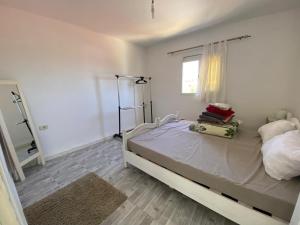 מיטה או מיטות בחדר ב-Ain Draham sejour, maison duplex privé,seulement familles!!! netflix, Youtube