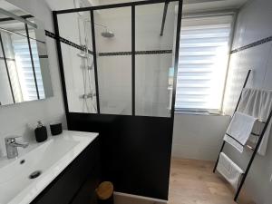Kúpeľňa v ubytovaní Lostendro, appartements vue port + 6 fotografií