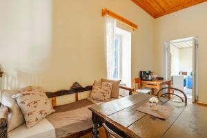 Una sala de estar con una mesa de madera y un sofá. en Traditional house at Koroni near beach, en Koroni