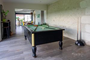 a pool table in the middle of a room at Le Truc Bidule in Murs
