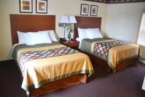 מיטה או מיטות בחדר ב-Scottish Inns Potsdam