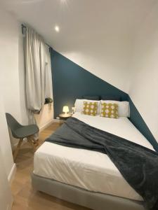 ジェノヴァにあるHappy Family Apartments Lavagnaのベッドルーム1室(大型ベッド1台、青いヘッドボード付)