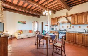 - une cuisine avec une table, des chaises et un canapé dans l'établissement Levante, à San Giustino Valdarno