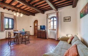 - un salon avec un canapé et une table dans l'établissement Levante, à San Giustino Valdarno