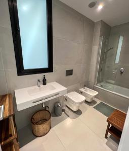ein Bad mit einem Waschbecken, einem WC und einer Dusche in der Unterkunft 3 bedrooms, spacious apartment 60 m from the beach in El Médano