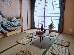a room with a table with a vase on it at 熊野白浜 Mizuki-ya in Kamitondacho