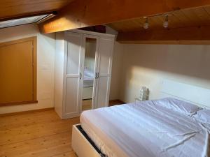 ein Schlafzimmer mit einem Bett und einem offenen Schrank in der Unterkunft TRA IL CENTRO E IL MARE in Senigallia