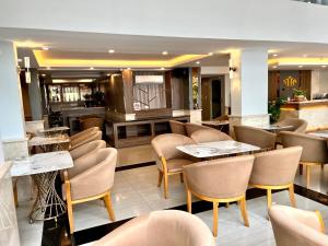 un ristorante con sedie e tavoli in una stanza di Nam Hy 1 Hotel ad Ho Chi Minh