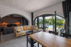 ein Wohnzimmer mit einem Sofa und einem Tisch in der Unterkunft Suite Swimming Pool Quinta da Eira 140 years old in Loulé