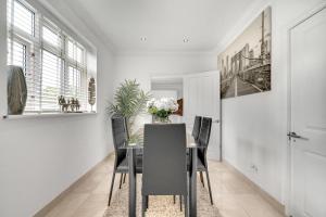 - une salle à manger avec une table et des chaises dans l'établissement Modern Deluxe 5 Bed 3 Bath House London Camberwell Denmark Private Parking, à Londres