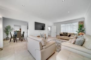 A seating area at Modern Deluxe 5 Bed 3 Bath House London Camberwell Denmark Private Parking
