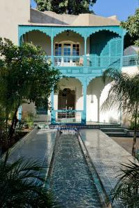 una casa con una fuente de agua frente a ella en Riad Jardin Des Biehn en Fez