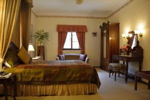 ein Hotelzimmer mit einem Bett und einem Schreibtisch in der Unterkunft Holberry House in Nannup