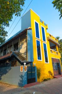 un bâtiment jaune et bleu sur le côté d'une rue dans l'établissement BrightMoon_Homestay, à Pondichéry