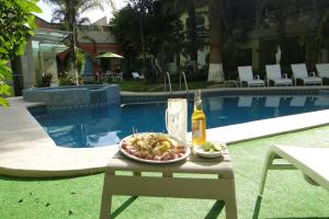 Hồ bơi trong/gần Hotel Cuellar