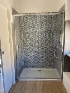 eine Dusche mit Glastür im Bad in der Unterkunft LecceMareSalento in Lecce