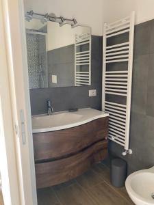 ein Badezimmer mit einer großen Badewanne und einem Waschbecken in der Unterkunft LecceMareSalento in Lecce