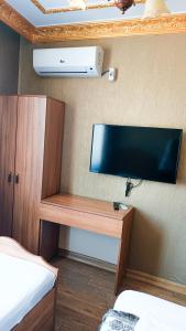 Pokój z 2 łóżkami i telewizorem z płaskim ekranem w obiekcie Ottoman Design Apartments w Stambule