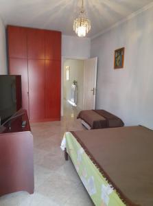 1 Schlafzimmer mit 2 Betten und einem Flachbild-TV in der Unterkunft Lititsia apartment in Thessaloniki
