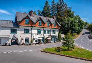 un grand bâtiment sur le côté d'une route dans l'établissement The Crown Hotel, à Exford