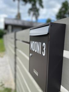 Une boîte aux lettres noire avec le mot lune sur elle dans l'établissement Paralepa Guest House, à Haapsalu