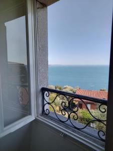 een raam met uitzicht op de oceaan bij Belvedere Hotel & Villa in Toscolano Maderno
