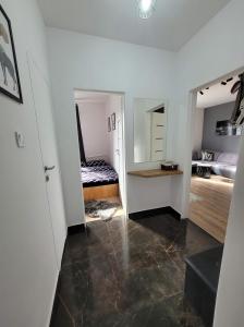 キェルツェにあるWinnica Apartの廊下、ベッド1台が備わる客室です。