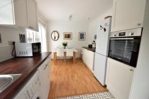 A kitchen or kitchenette at Cosy house, a train spotter's delight!