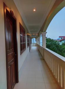 balcón con puerta y vistas al océano en IKI IKI Guesthouse, en Siem Reap