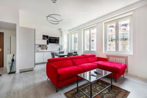 Kuchyňa alebo kuchynka v ubytovaní Garibaldi & Gae Aulenti Modern Apt with Private Parking!