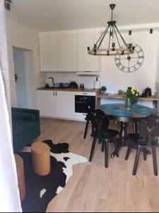 kuchnia i jadalnia ze stołem i krzesłami w obiekcie Apartament SMALL Czarny Potok w mieście Krynica Zdrój